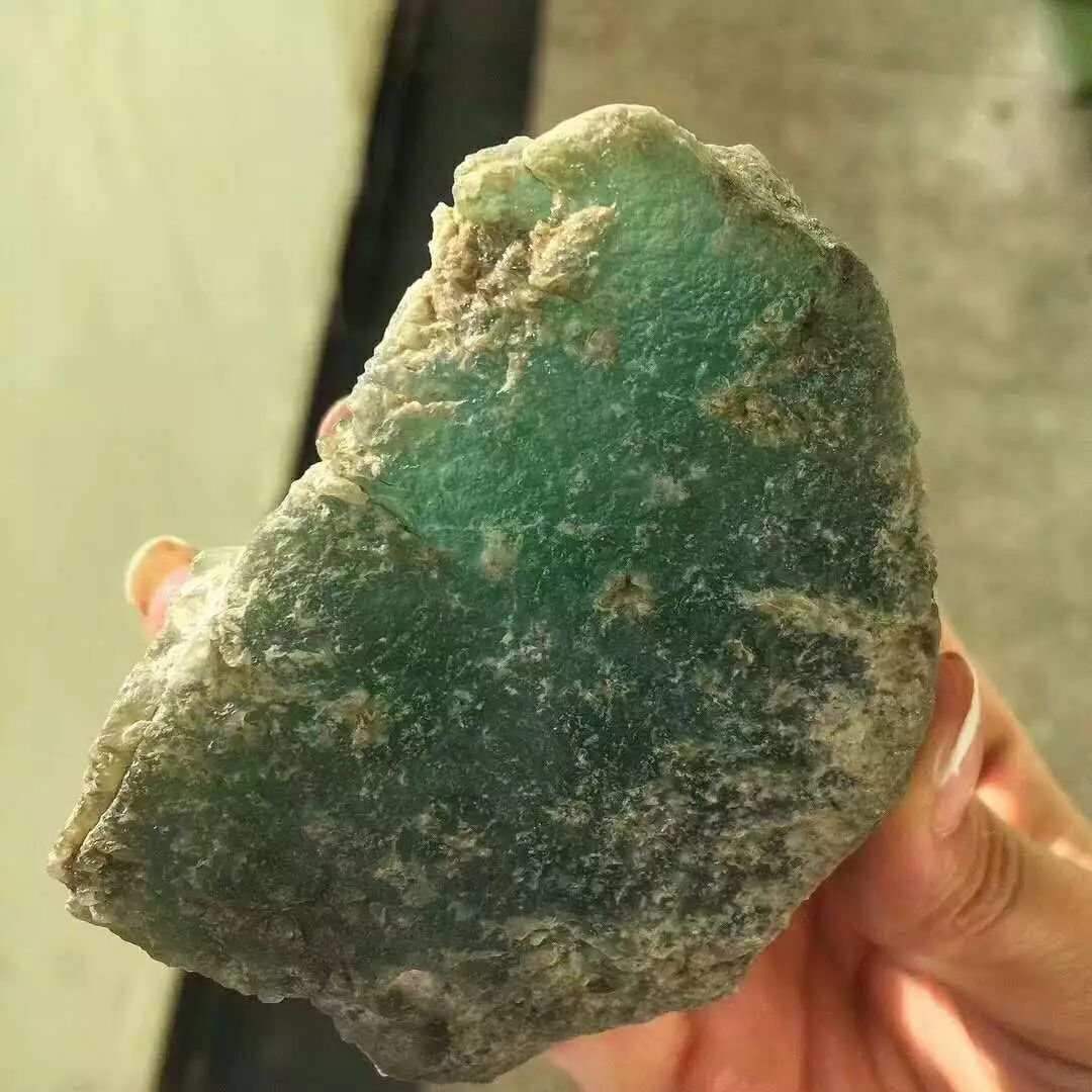 翡翠|让人惊悚的翡翠赌石，5000秒变50万，这块料子让他绝地重生