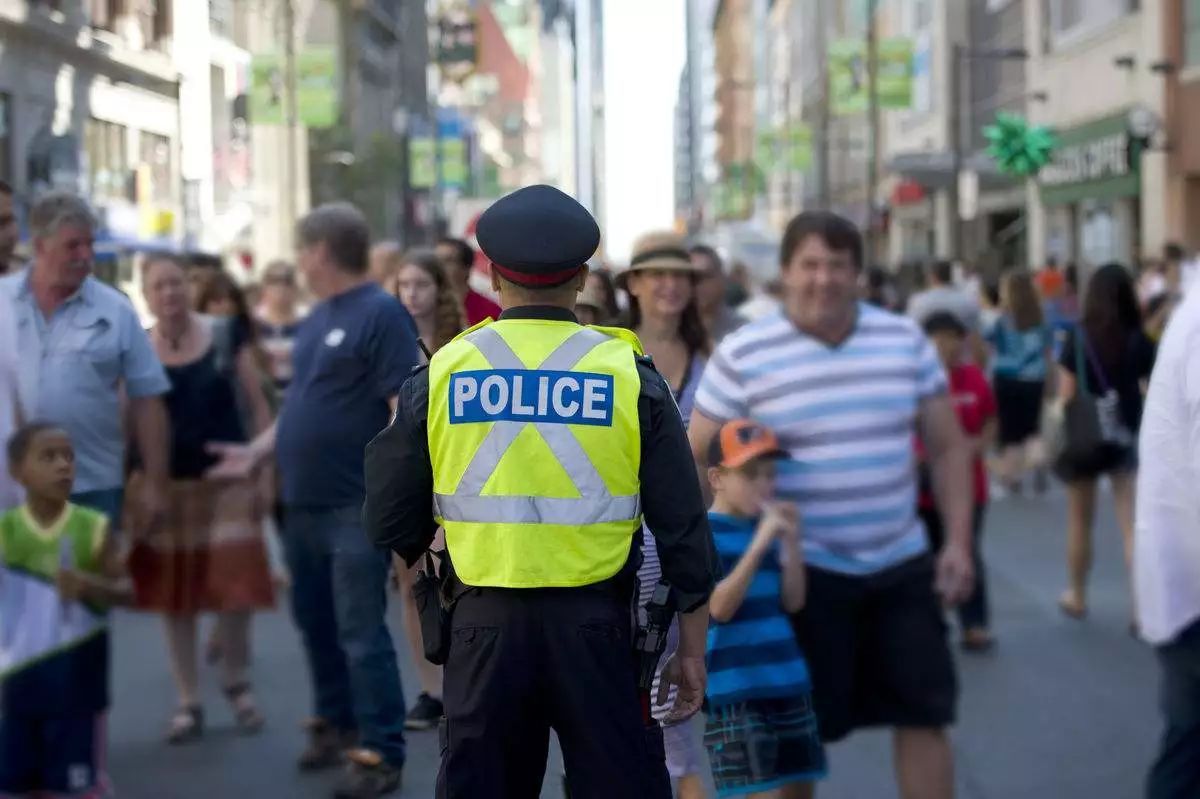 中国不需要超级英雄,而美国警察没有义务保护公民,报警根本没用