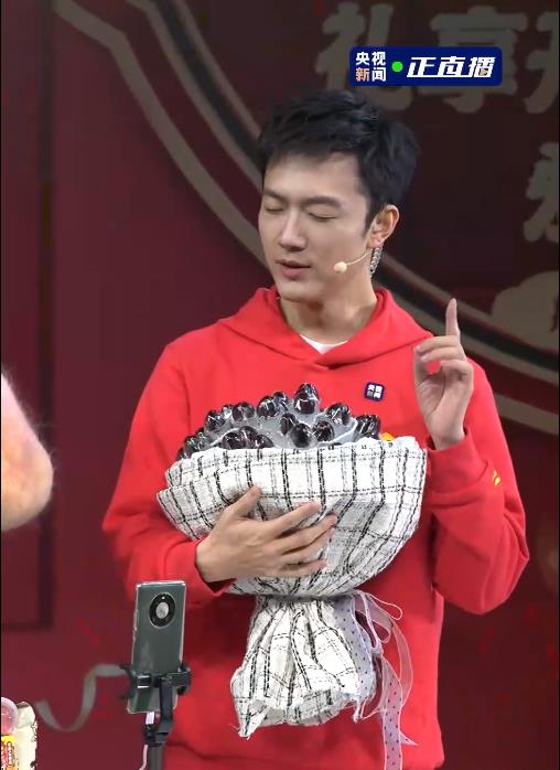 北美|月亮姐姐:变身“月老”,直播间带货时极力撮合龙洋和张韬搞对象