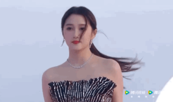 关晓彤|关晓彤造型又翻车，遭嘲“红毯上除杨天真外最胖的”！造型师怒怼网友