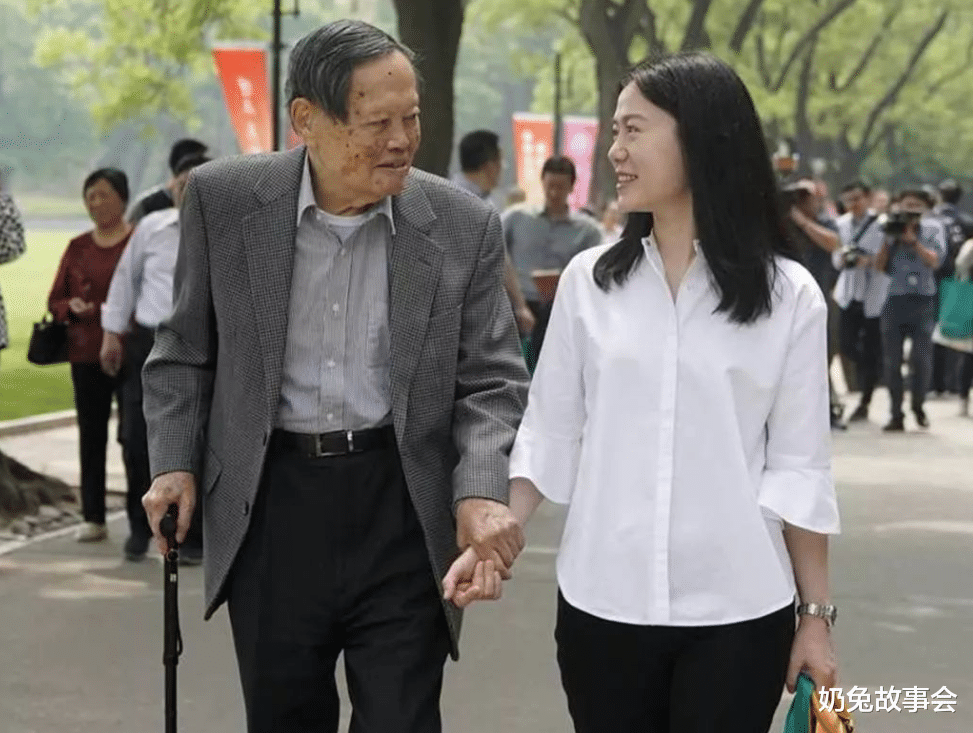 奶兔故事会|58岁大爷娶了33岁老婆，被说老牛吃嫩草，大爷：这是我想要的生活