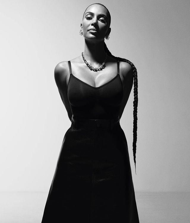 侃爷|金·卡戴珊坚决单身真相：侃爷公开恳求复合，却和22岁模特同居中