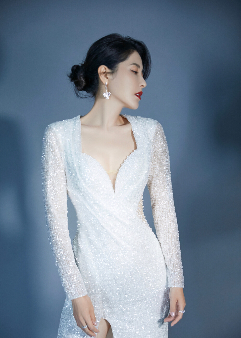 曾黎|曾黎一袭香槟色抹胸薄纱裙美若天仙，红唇黑发高贵典雅，浪漫至极