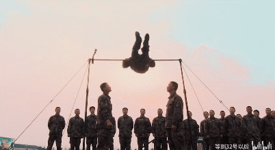 王宝强|王宝强再练腹部绕杠，却险些从单杠跌落，网友：成名以后堕落了