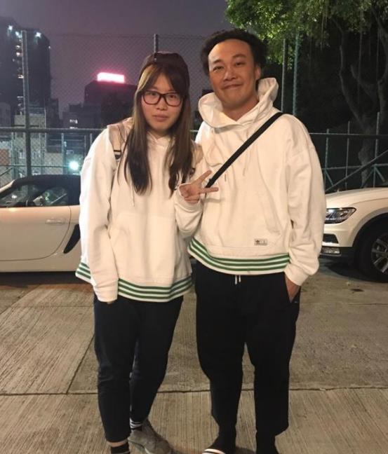 陈奕迅|陈奕迅老婆罕晒女儿，17岁陈康堤穿一身奢侈品，模样似母亲翻版