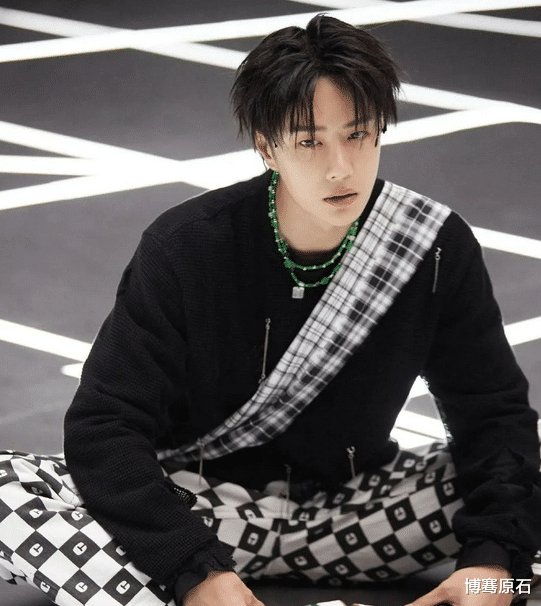 博骞原石 王一博戴起“老奶奶饰品”的翡翠项链竟然如此惊艳?金属和翡翠的碰撞让你化身“弄潮儿”!