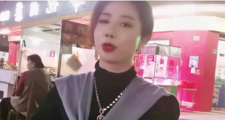 广东美女穿着万元貂皮袄卖炒饭,迅速走红,网友:精致过头就假了