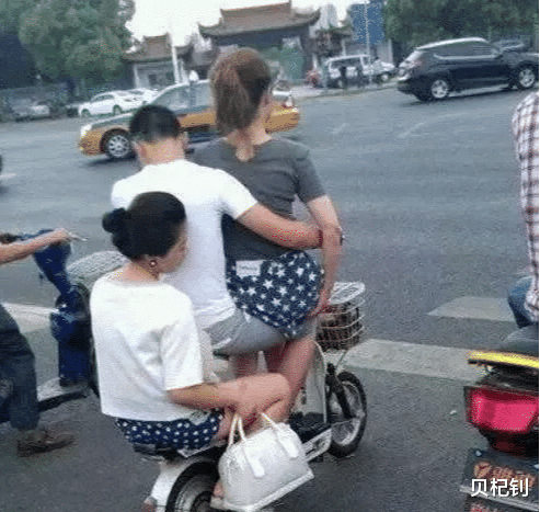 |妹子一看就是城里来的，在玉米地里这么穿，不扎胳膊么