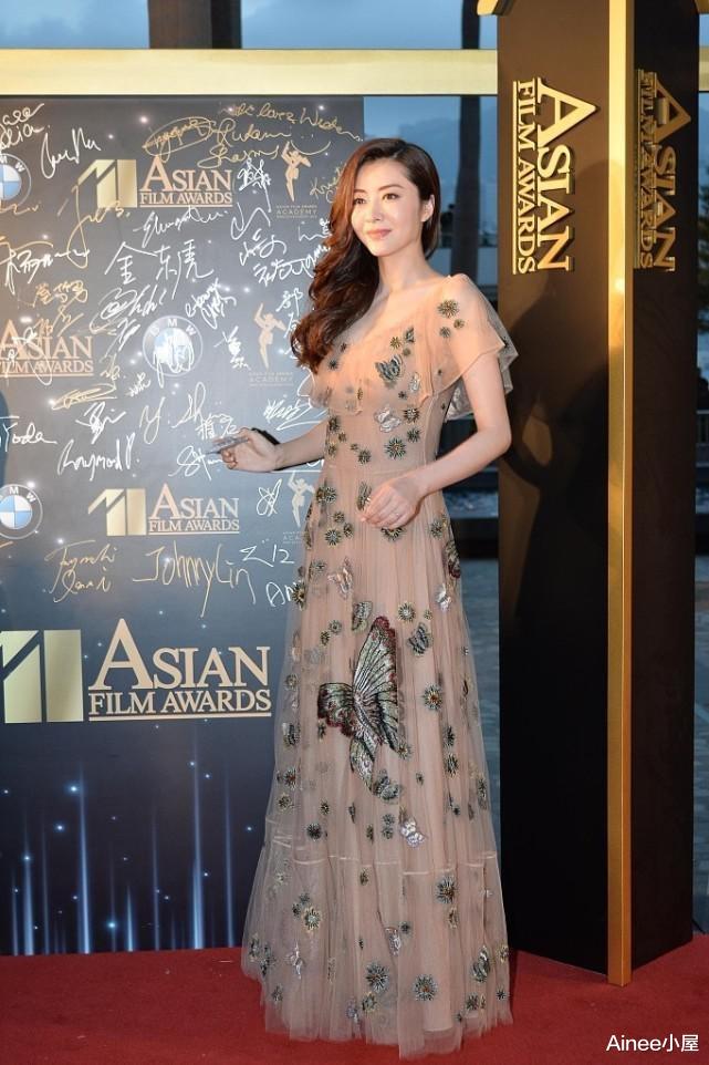 熊黛林|熊黛林仗着身材好穿得挺任性，一分裙好撩人，配薄纱遮挡显出韵味