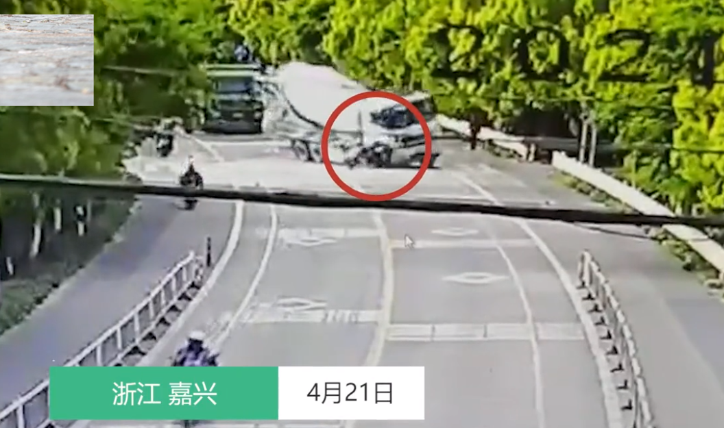 掌上社评 电动三轮车拐弯挤翻混凝土罐车致侧翻，电动车主被压车下，当场身亡