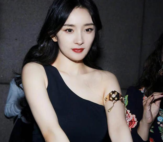 杨幂|杨幂晚宴盛装，老外发言她不语，喝红酒微醺更迷人