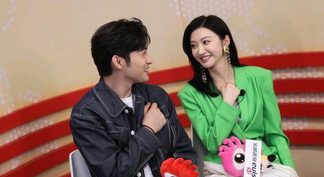 情侣|吴磊热巴穿情侣装甜掉牙，接替司藤夫妇成荧幕情侣天花板，配一脸