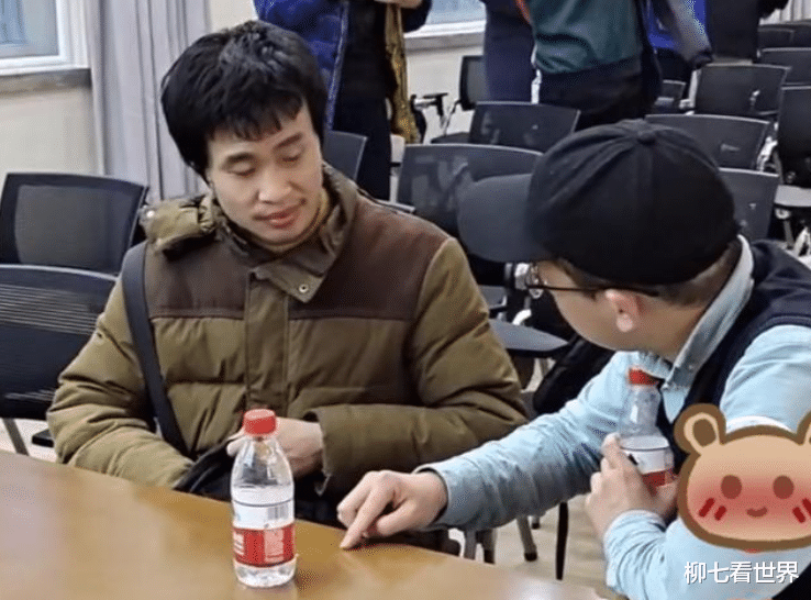|北大“韦神”再次出现，气质无法掩盖才华，还带着熟悉的瓶装水
