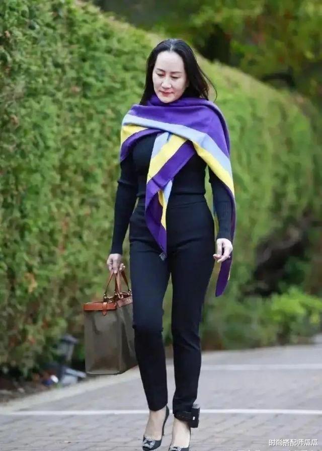 时尚搭配师瓜瓜|真正见过大场面的女人，很少会穿T恤短裤，看看孟晚舟就知道了