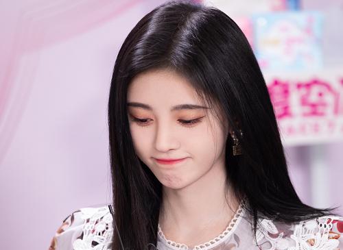 穿衣搭配|鞠婧祎终于不做乖乖女，换发型吐舌头比手指，成魅惑小太妹