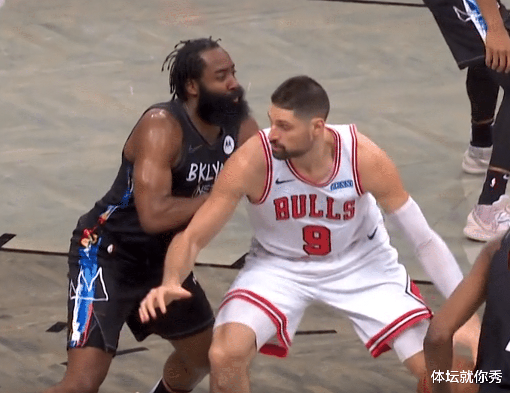 詹姆斯·哈登|真硬！2米11中鋒背打哈登，一頂沒動(dòng)，再打球沒了，哈登鬼手搶斷