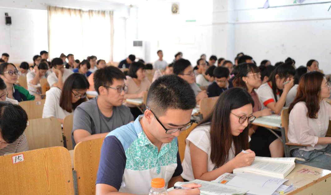 孙俪|经济条件一般的学生，大学不建议读这4个专业，费用高还难找工作