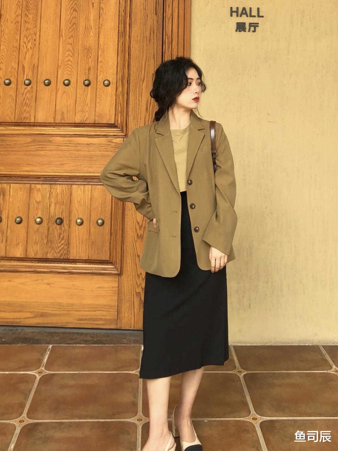鱼司辰|西服不只是职业装，内搭T恤+印花半身裙，休闲又时髦，超好看
