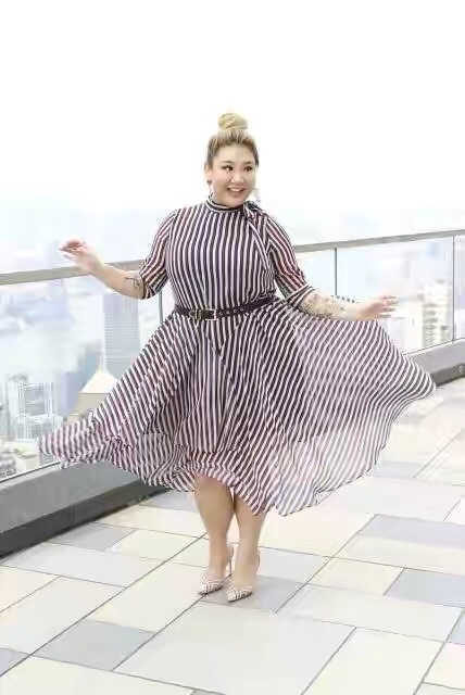 潮帮先生|郑欣宜又胖了，穿条纹裙也遮不住“水桶腰”，骨子里依然透着自信