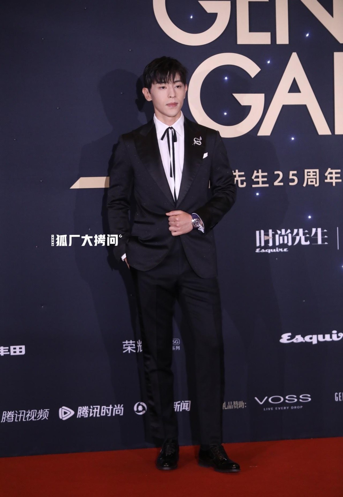 火龙果|时尚先生:龚俊穿成“火龙果”,王嘉尔真有个性,邓伦穿得挺正式