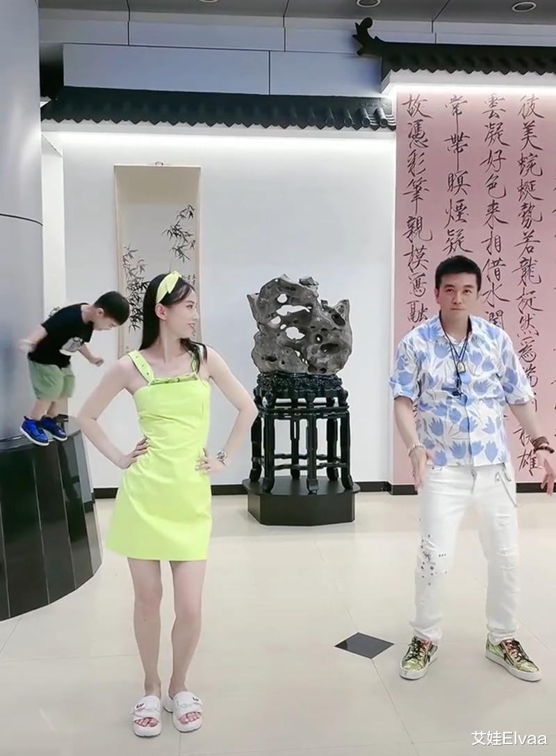 艾娃Elvaa|黄圣依心真大，穿吊带裙和杨子跳舞太入迷，后面孩子都不管了