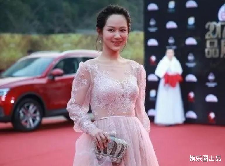 杨紫|杨紫穿低领装亮相，弯腰幅度太大惹争议，被指缺乏安全意识