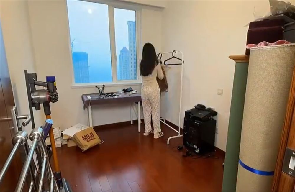 姑娘改造2米宽卧室,将巴掌大的小空间重新设计,变成少女风小窝