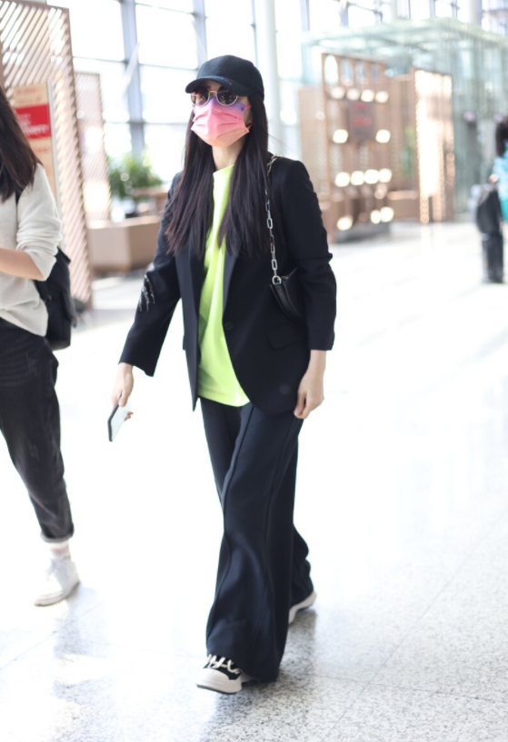 何有强|伊能静真把自己当冻龄女神？穿黑色西服套装减龄时髦，给气质加分