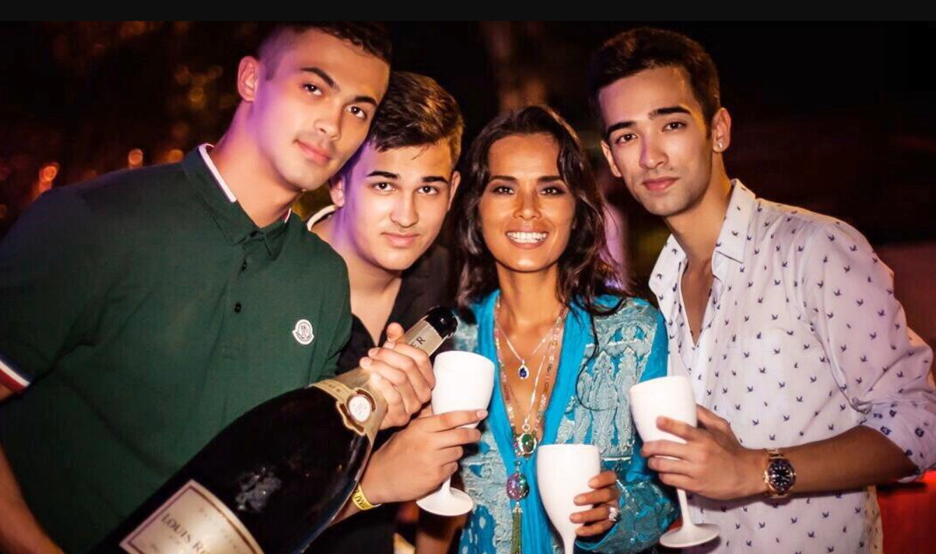 民族风|韦唯带俩混血儿子拜年，穿民族风长褂身形消瘦，久未露面苍老不少