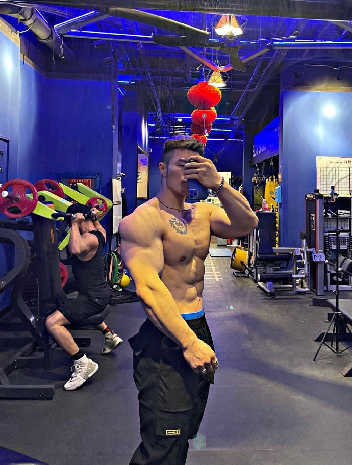 健身圈一哥|北京体育大学肌肉学霸，有颜有料有实力，腱子肉拉丝不在话下！