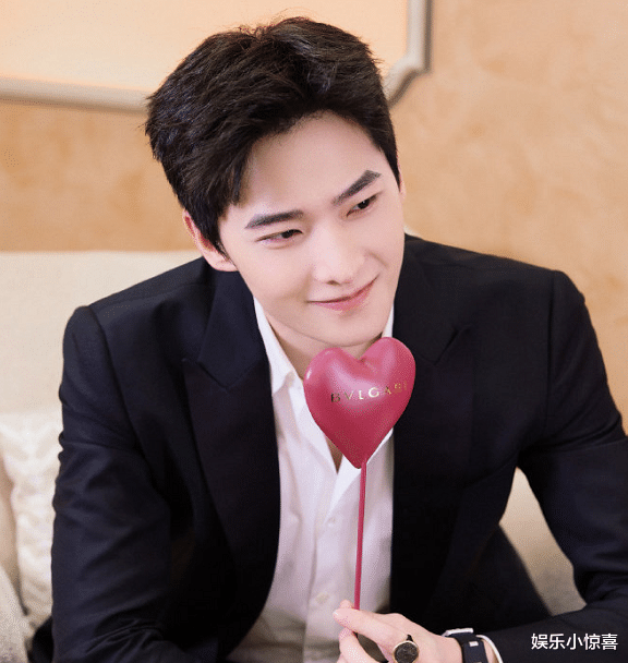 杨洋|杨洋过30岁生日，谁注意第一个送祝福的是谁？好兄弟不白叫