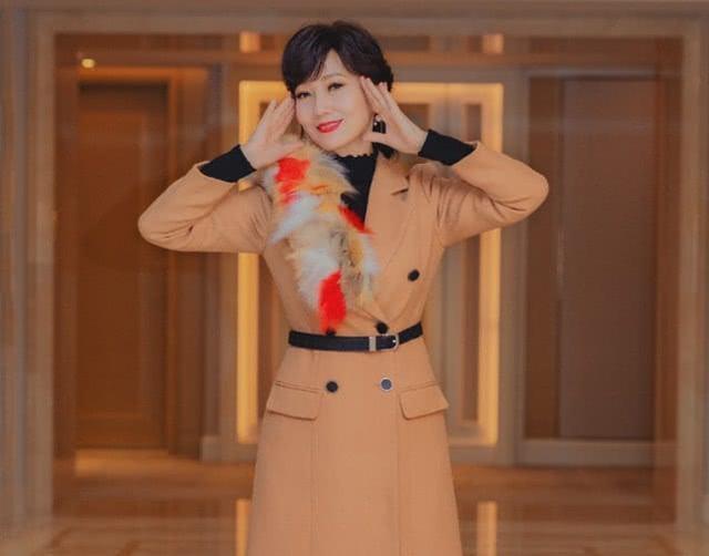 赵雅芝|65岁赵雅芝奶奶太会玩，看到她的穿搭结果让人想哭，甜美单纯