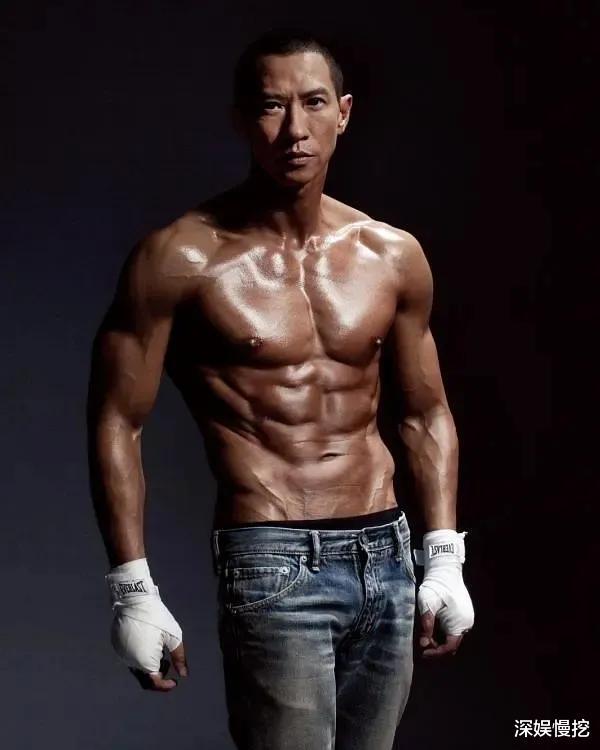 张家辉|张家辉花9个月训练一身肌肉，他花“巨额”贴假肉，两位都是影帝