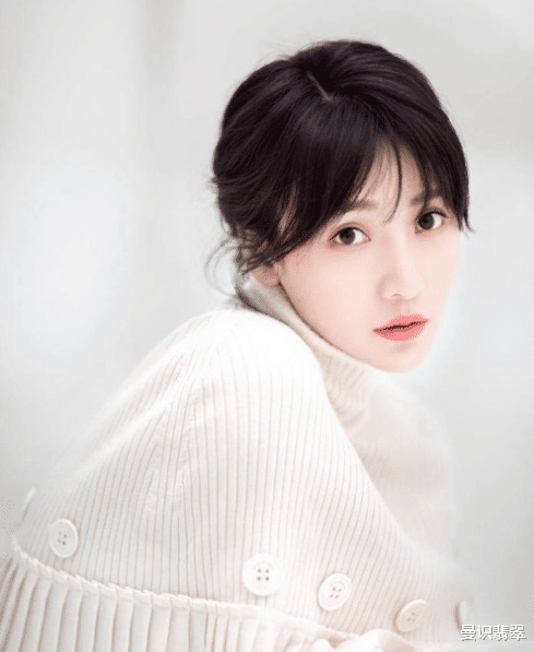 柳岩|戴上翡翠项链的柳岩就是自己的女王，嘲笑她的人还是省省吧！