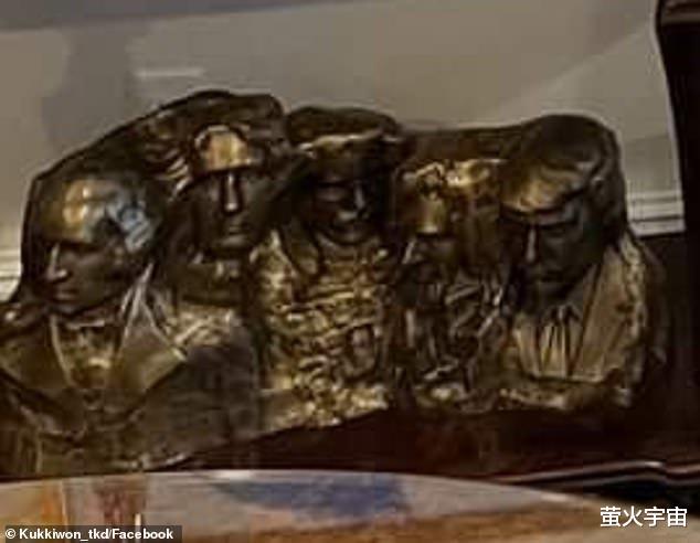 特朗普|特朗普成“黑带九段”，办公室曝光，把自己刻在了“拉什莫尔山”