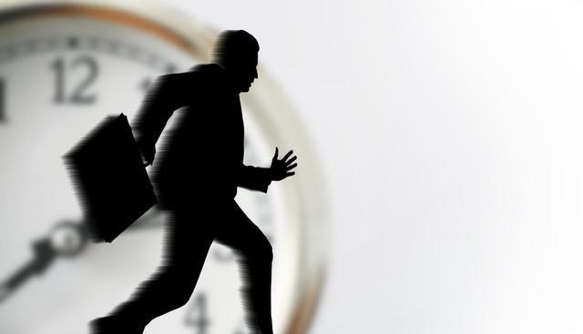 白领|现在好多公司流行“1075”工作制，网友自嘲：“谁敢准点下班？”