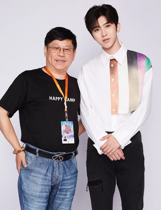 肖战|快本制作人曝生图合影，最爱与蔡徐坤合拍，王一博肖战状态很真实