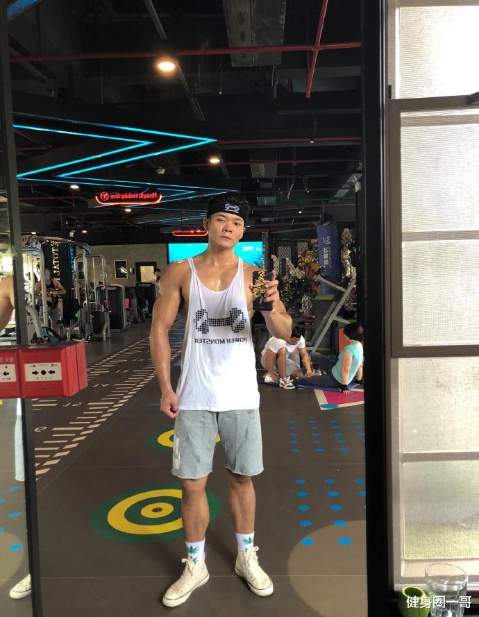 健身圈一哥 188cm身高大长腿，每天挥汗如雨撸铁，雕刻出霸气胸肌健壮麒麟臂！