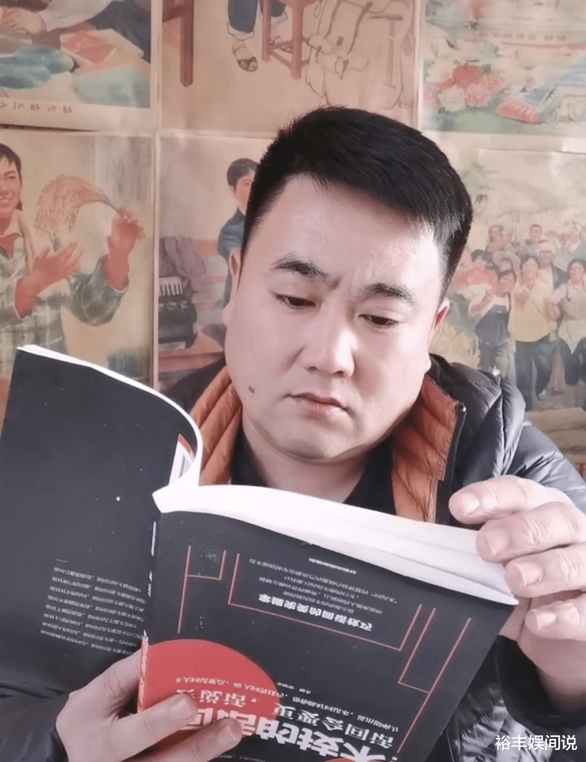 陈亚男|陈亚男妈妈携媒人退还所有彩礼,奔驰车放在外面,现金摆在桌面上