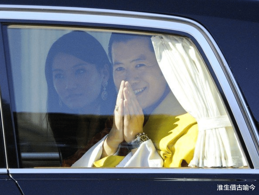 21歲不丹王後出訪日本：粉嫩和服讓國王心醉，穿正黃色贏瞭紀子妃-圖2