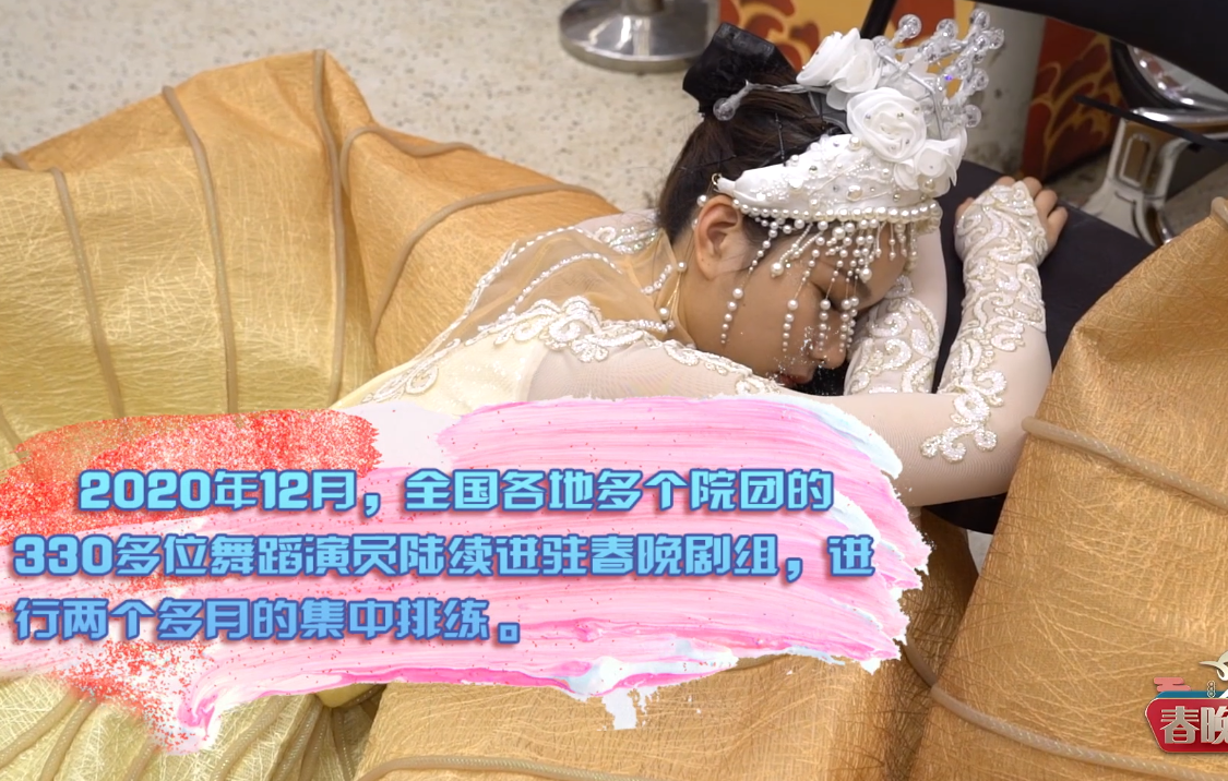 春晚|春晚后台众生相，明星低调似路人，成龙忙合影，张嘉倪乖乖坐角落