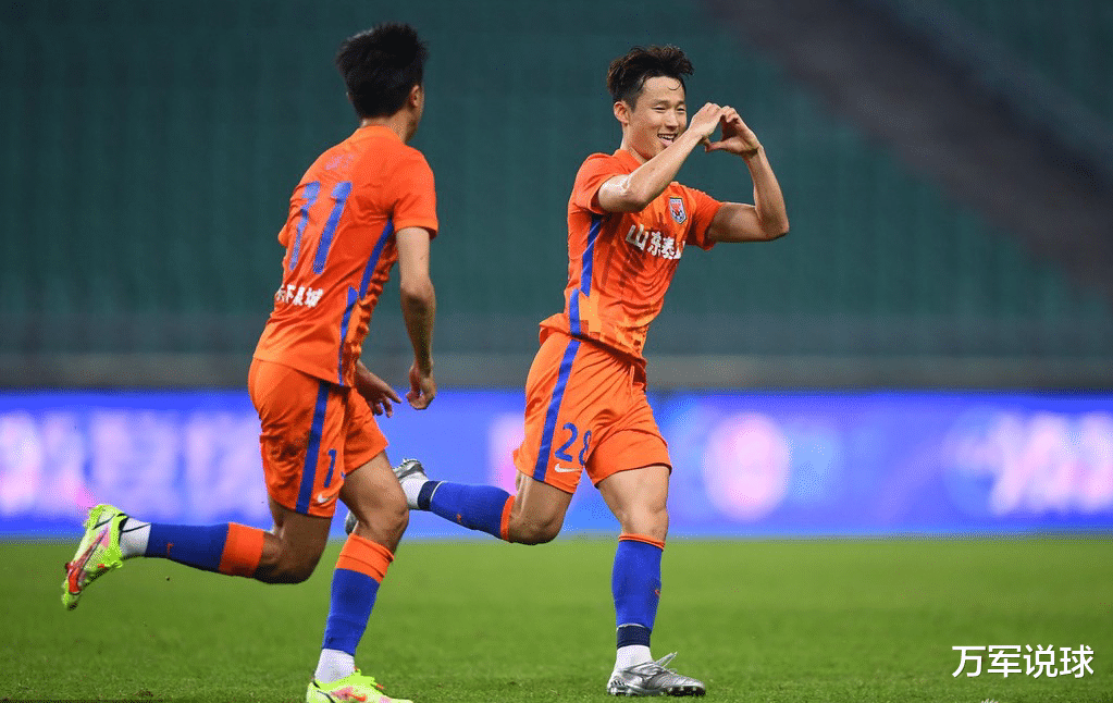 蒿俊閔|中超冠軍頒獎，球迷要求一人回歸：為球隊付出太多可以C位捧杯