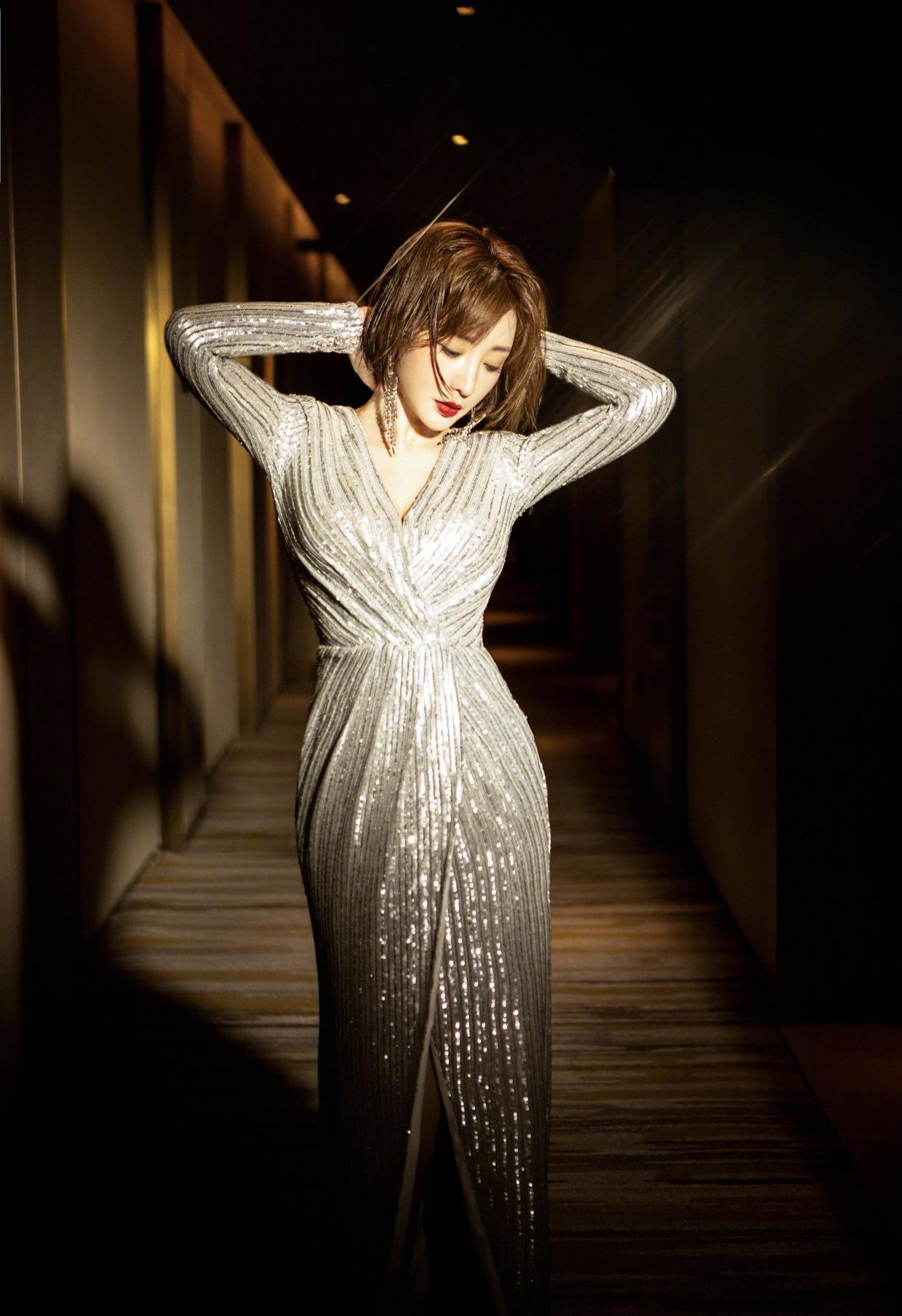 柳岩|柳岩越来越会穿，穿黑白薄纱裙配长裤，气质在穿什么都高级