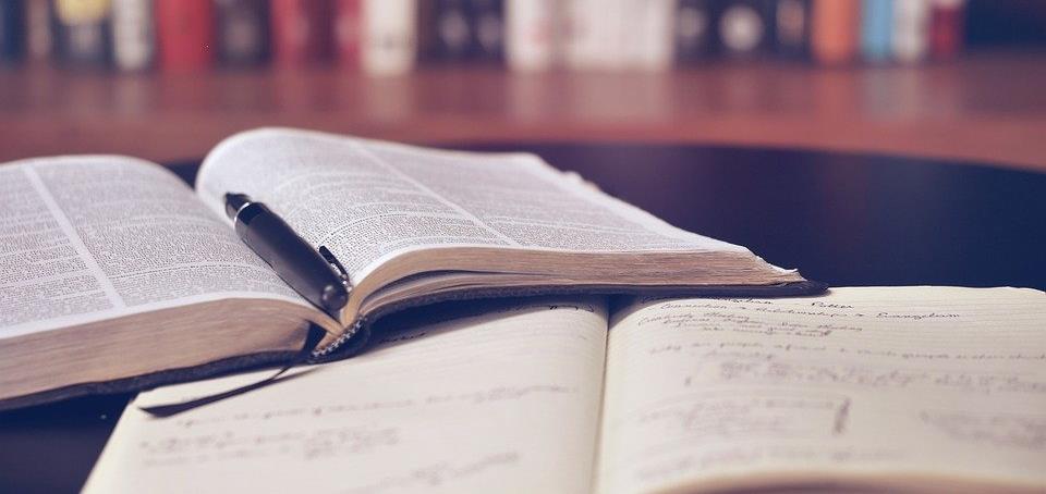 高秀花说育儿|54岁泥水工自考上大学，今年顺利拿到毕业证，为了实现梦想