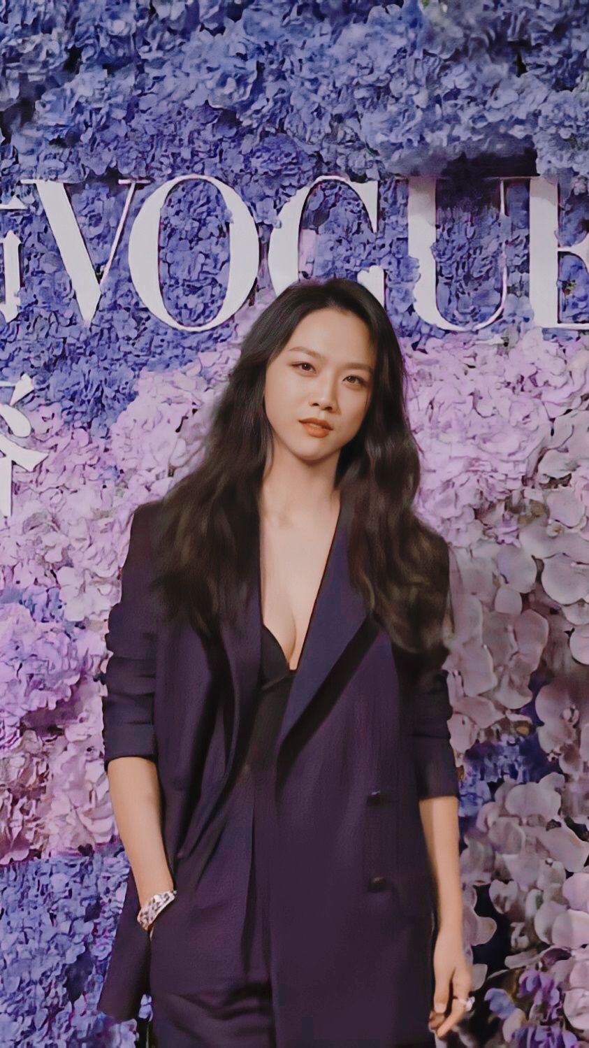 BiuFashion 真不敢相信汤唯都42岁了,身穿V领配西装帅气又妩媚,太撩人