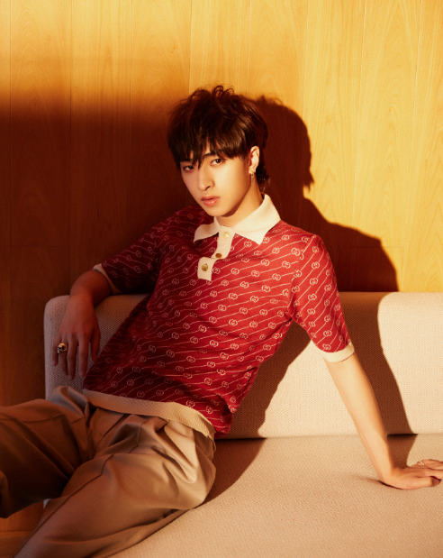 歪骆驼|伊能静与儿子同框拍广告，哈利总算不穿女装了，衬衣配牛仔简直不要太帅