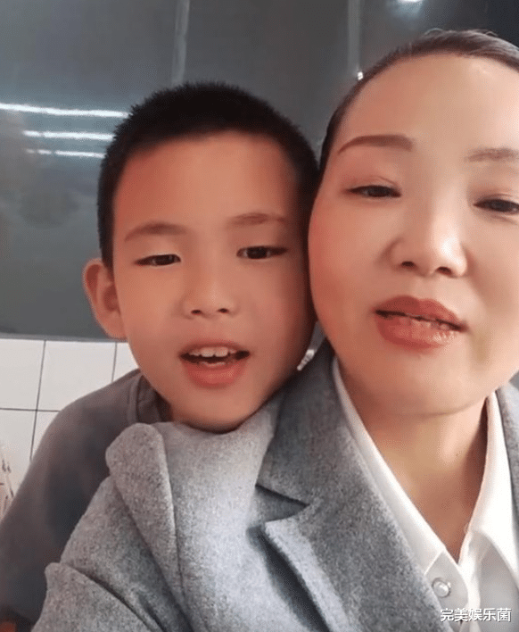 |孙卓化身“保姆”接弟弟放学，孙氏走姿一模一样，网友：基因强大