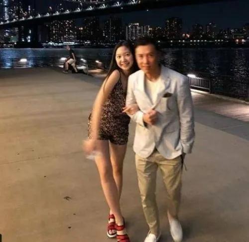 孔维|52岁依旧年轻，非甄子丹不嫁的万绮雯，却转身嫁给了编剧