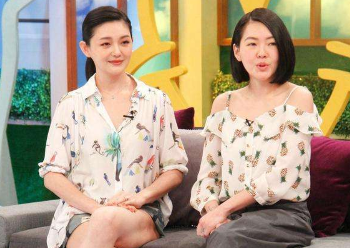 张庭|51岁张庭扮嫩被嘲讽，膝盖钙化暴露年龄，人老了不可以穿裙子吗？