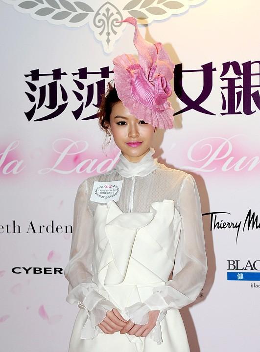 波波的时尚 “百亿阔太”真不一般，文咏珊身穿“树皮裙”气质依旧，真贵气